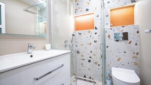 A modern bathroom with a glass shower enclosure, a white sink, and a toilet. - Cozy Studio at Vyronas for 2 pers by MPS (Vironas)