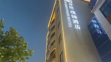 A hotel sign with foreign text, indicating the name and possibly the location.