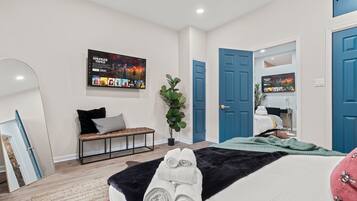 1 habitación, escritorio, tabla de planchar con plancha y cuna de viaje