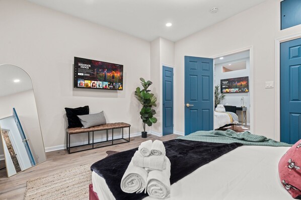 1 habitación, escritorio, tabla de planchar con plancha y cuna de viaje 