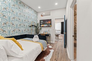 1 Schlafzimmer, Schreibtisch, Bügeleisen/Bügelbrett, Reisekinderbett