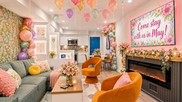 Televisio, takka, videopelejä, kirjoja