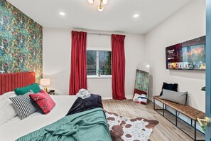 1 chambre, bureau, fer et planche à repasser, lit de bébé portatif