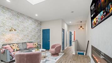 Televisión, chimenea, videojuegos y libros