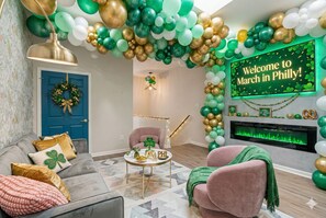 Televisie, een open haard, videospelletjes en boeken