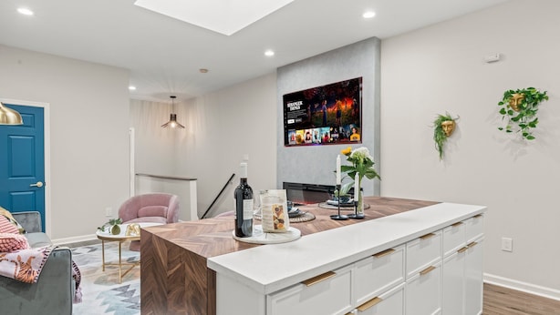 Een moderne woonkamer met een bank, een salontafel en een open haard.