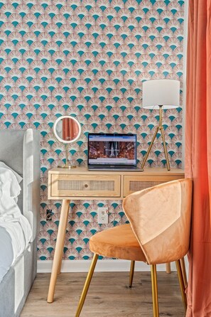 1 slaapkamer, een bureau, een strijkplank/strijkijzer, reisbedje