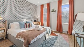 1 habitación, escritorio, tabla de planchar con plancha y cuna de viaje