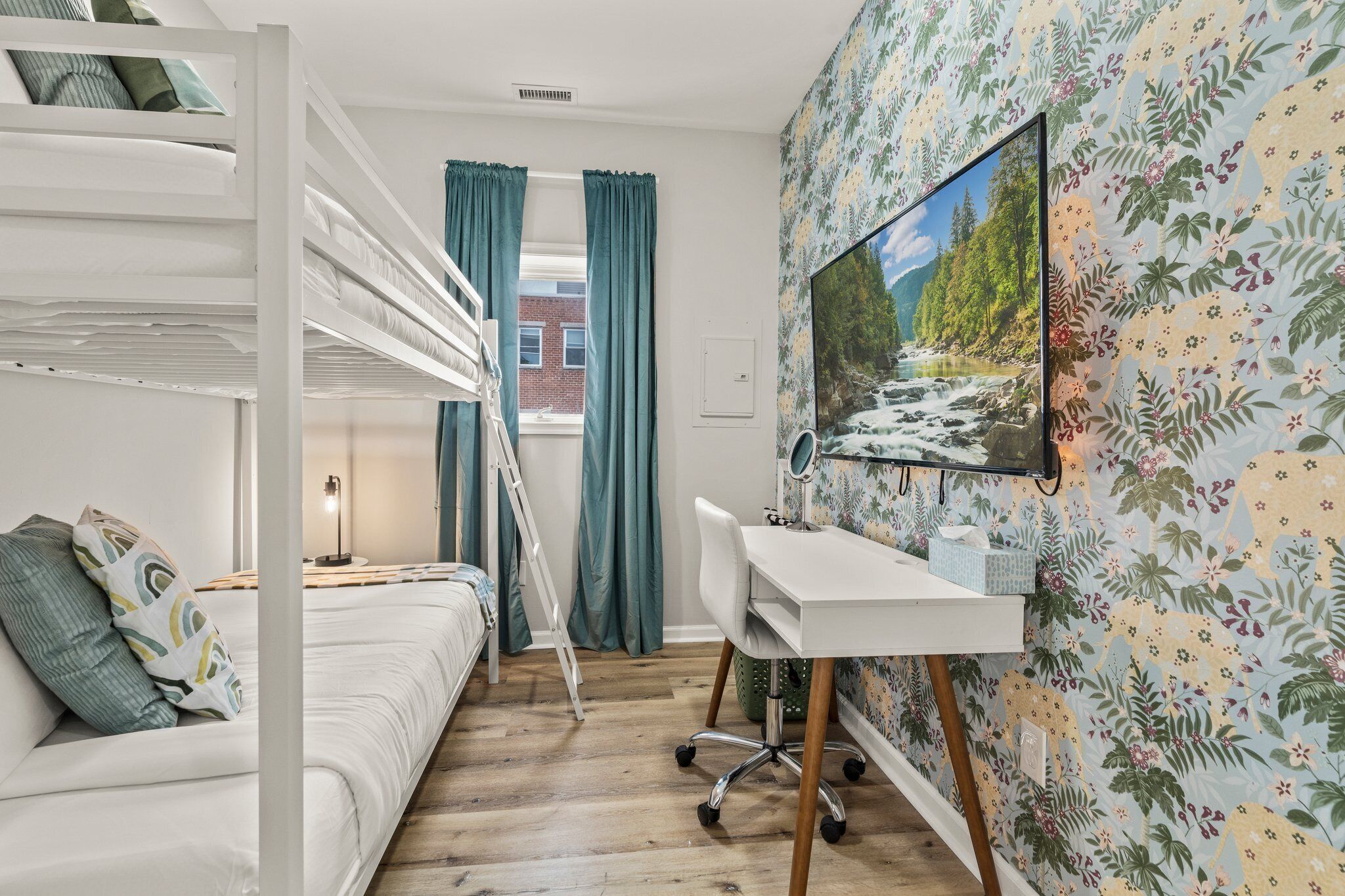 3 bedrooms, desk, iron/ironing board, travel crib