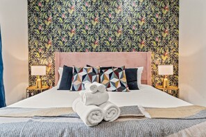 3 habitaciones, escritorio y tabla de planchar con plancha 
