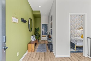 2 間睡房、書桌、熨斗/熨衫板、可攜式嬰兒床