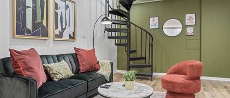 تلفزيون، مدفأة، ألعاب فيديو، كُتُب