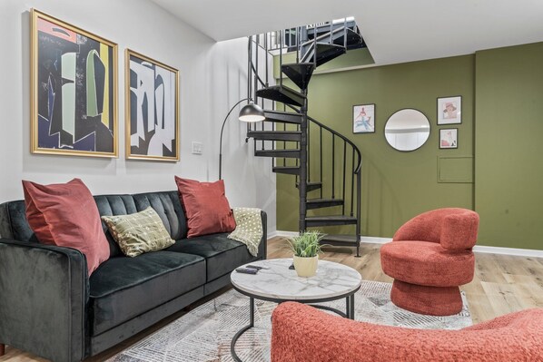 تلفزيون، مدفأة، ألعاب فيديو، كُتُب