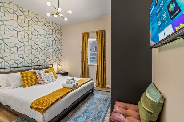 2 makuuhuonetta, työpöytä, silitysrauta/-lauta, vauvan matkasänky