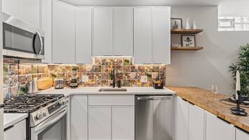 冷蔵庫、電子レンジ、オーブン、コンロ