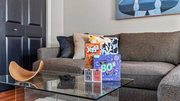 Smart TV, libros y oficina