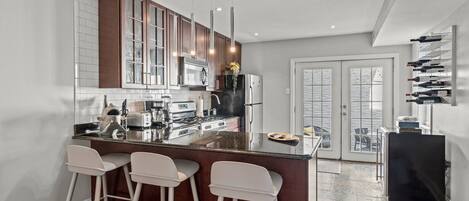 Frigorífico, microondas, horno y placa de cocina