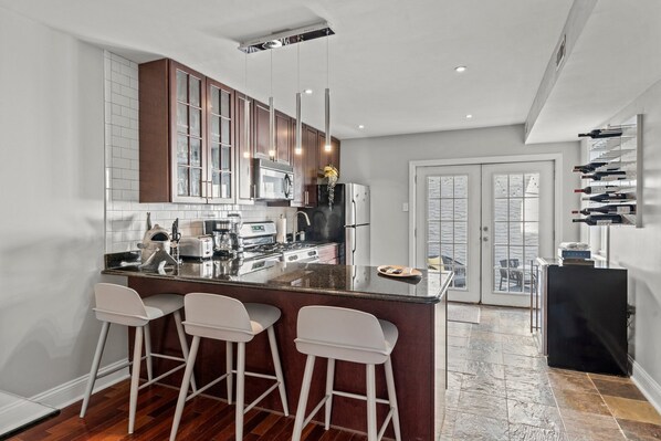 Refrigerador, microondas, horno, placa de cocina