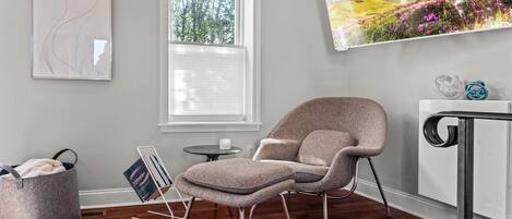 Smart TV, libros, oficina