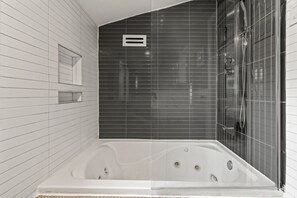 Douche, sèche-cheveux, serviettes fournies, savon