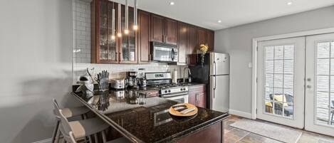 ثلاجة، ميكروويف، فرن، موقد طهي مسطح