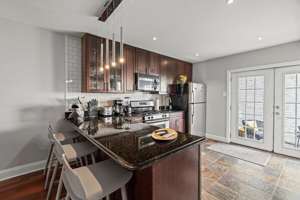 ثلاجة، ميكروويف، فرن، موقد طهي مسطح