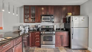 Een koelkast, een magnetron, een oven, een kookplaat