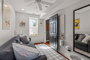 تلفزيون ذكي، كُتُب، مكتب