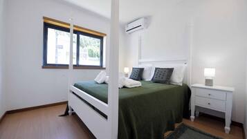 4 bedrooms, iron/ironing board, bed sheets