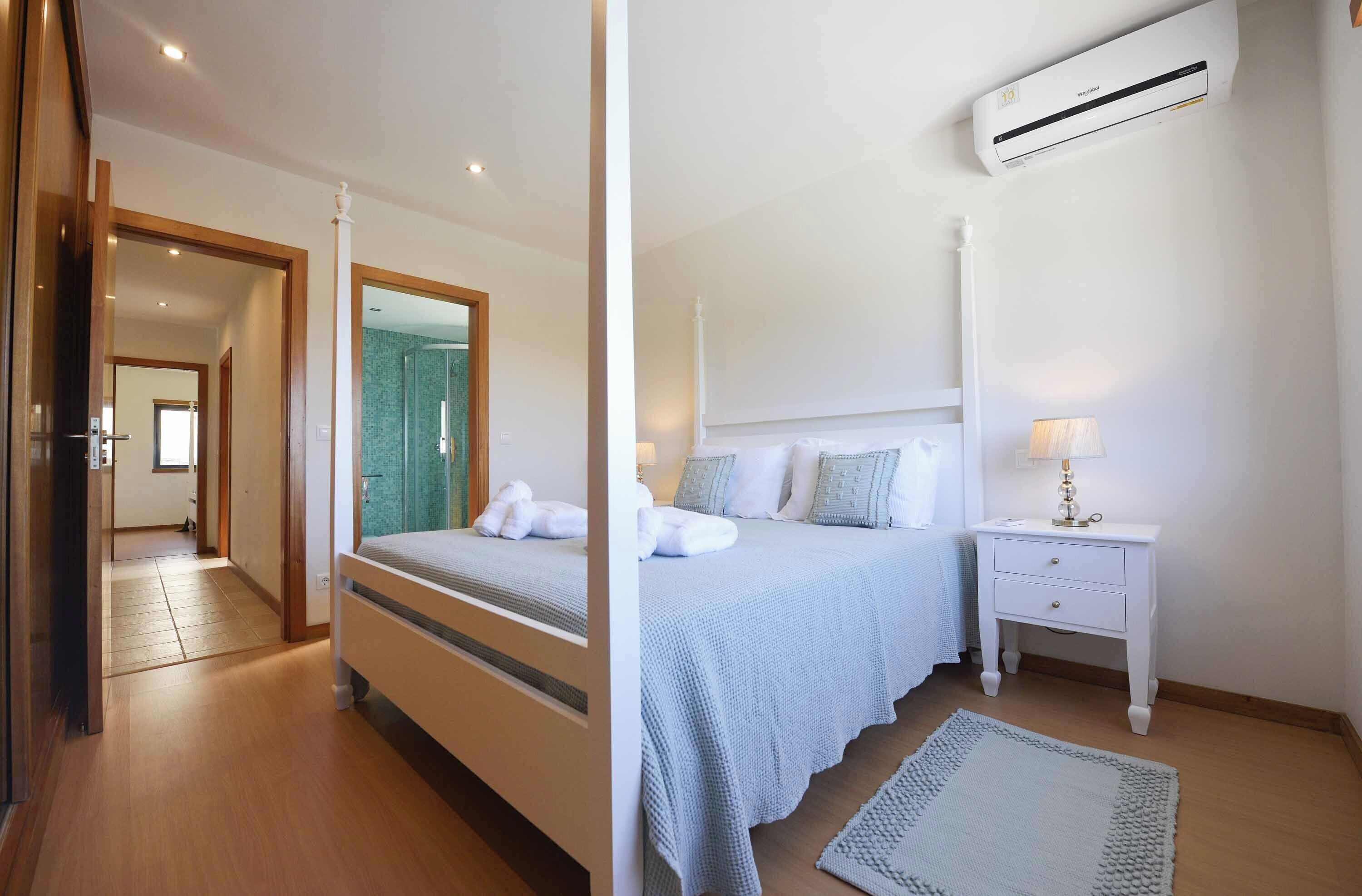 4 間臥室、熨斗/熨衣板、床單