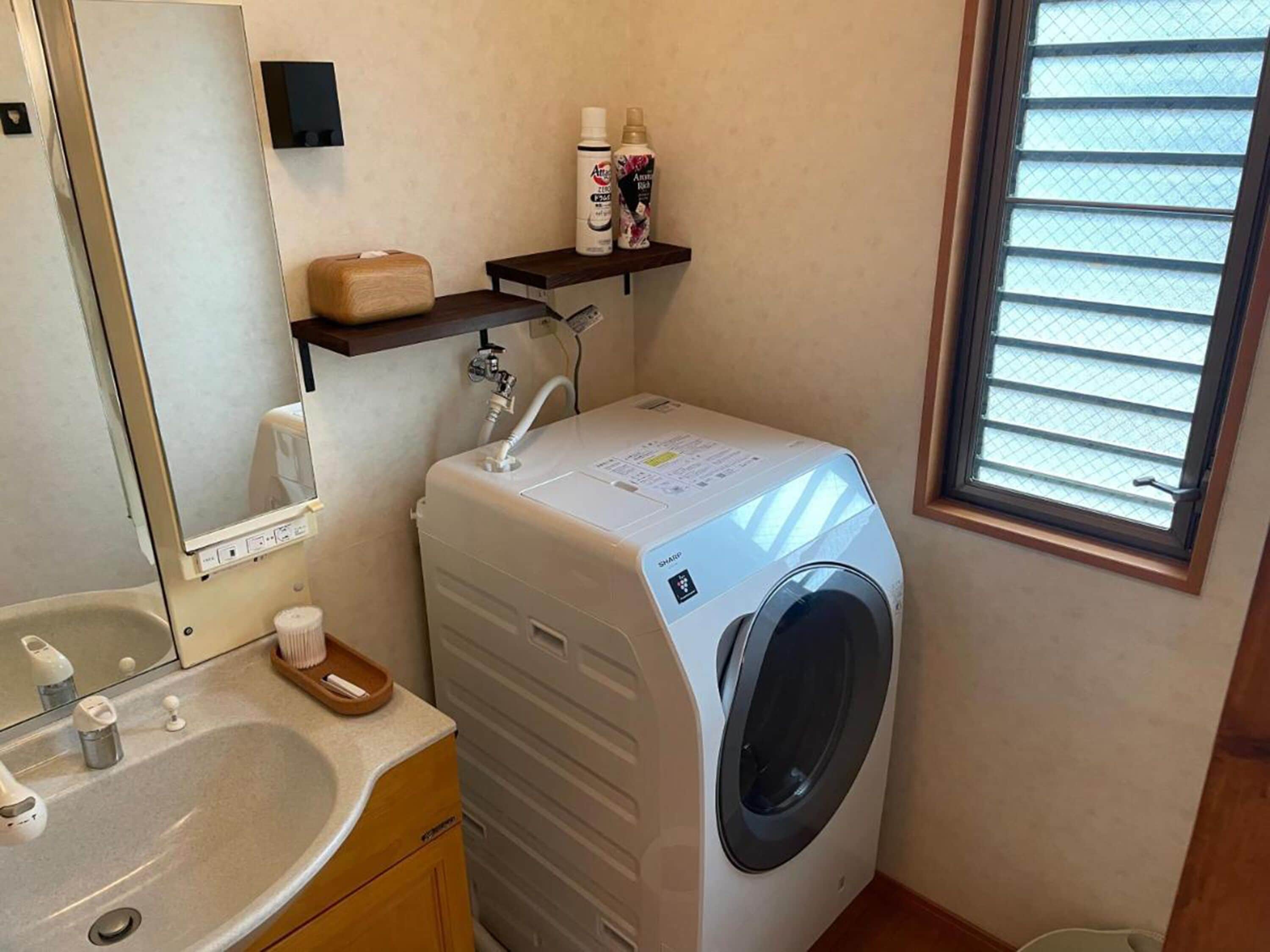 Secador de pelo, batas, pantuflas, bidet