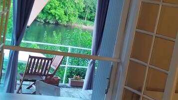 2 bedrooms, iron/ironing board, bed sheets