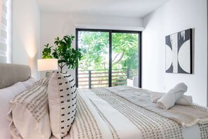 2 bedrooms, iron/ironing board, free WiFi, bed sheets - Stylish 2BR Miami Condo with Private Balcony (Miami)