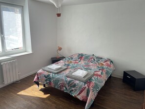 2 chambres, fer et planche à repasser, Wi-Fi, draps fournis