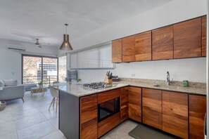 Een koelkast, een microgolfoven, een oven, een kookplaat