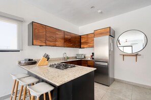 冷蔵庫、電子レンジ、オーブン、コンロ