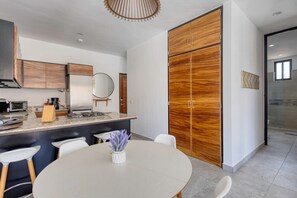 冷蔵庫、電子レンジ�、オーブン、コンロ