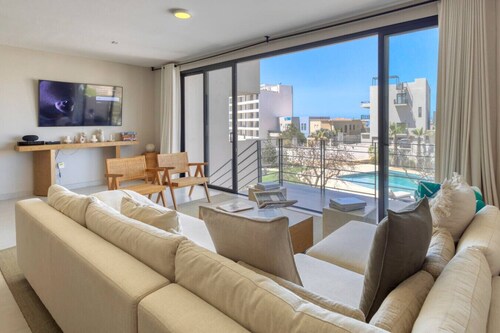 New & Elegant 4Bedroom House, Steps from the Beach