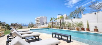 New & Elegant 4Bedroom House, Steps from the Beach