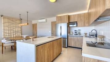 Een koelkast, een magnetron, een oven, een kookplaat