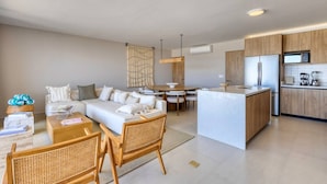 Un apartamento moderno con sala de estar, comedor y cocina.