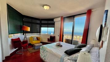 3 dormitorios, caja fuerte, escritorio y tabla de planchar con plancha