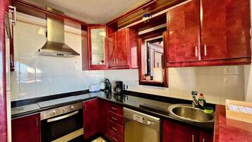 Fridge, oven, stovetop, dishwasher