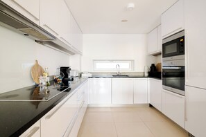 Geladeira, micro-ondas, fogão, cooktop