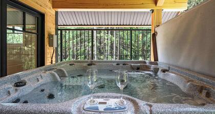 The Cedar Suite - Secluded Mountain Retreat with Forest Views and Hot Tub