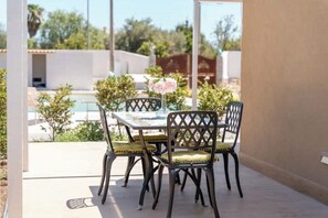 Outdoor dining - Calliope House | Villa Le 3 Muse Beach (Sicilia)