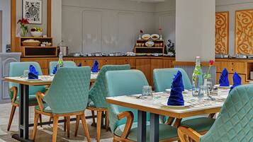 بوفيه فطور يوميًا بتكلفة قدرها (550 INR للشخص)