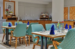 Desayuno buffet diario (INR 550 por persona)