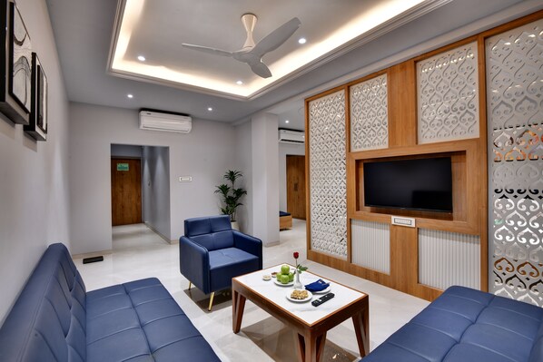 Studio Suite, City View | In-room safe, desk, iron/ironing board, free WiFi