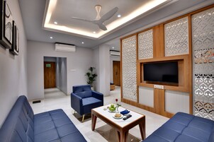 开间套房, 城市景观 | 客房内保险箱、办公桌、熨斗/熨板、免费 WiFi